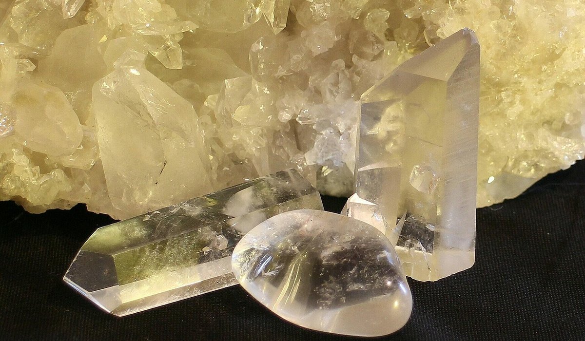 Pairing Gemstones with Seasonal Home Colours