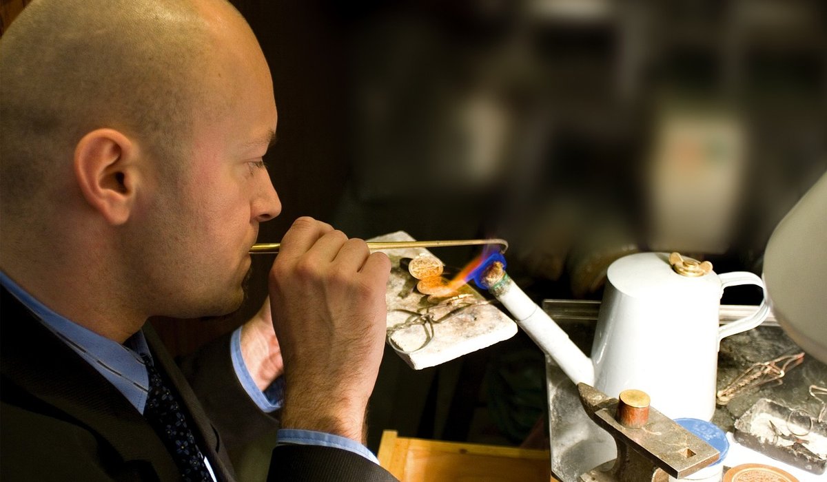 Recognising Common Fakes in the Crystal Market